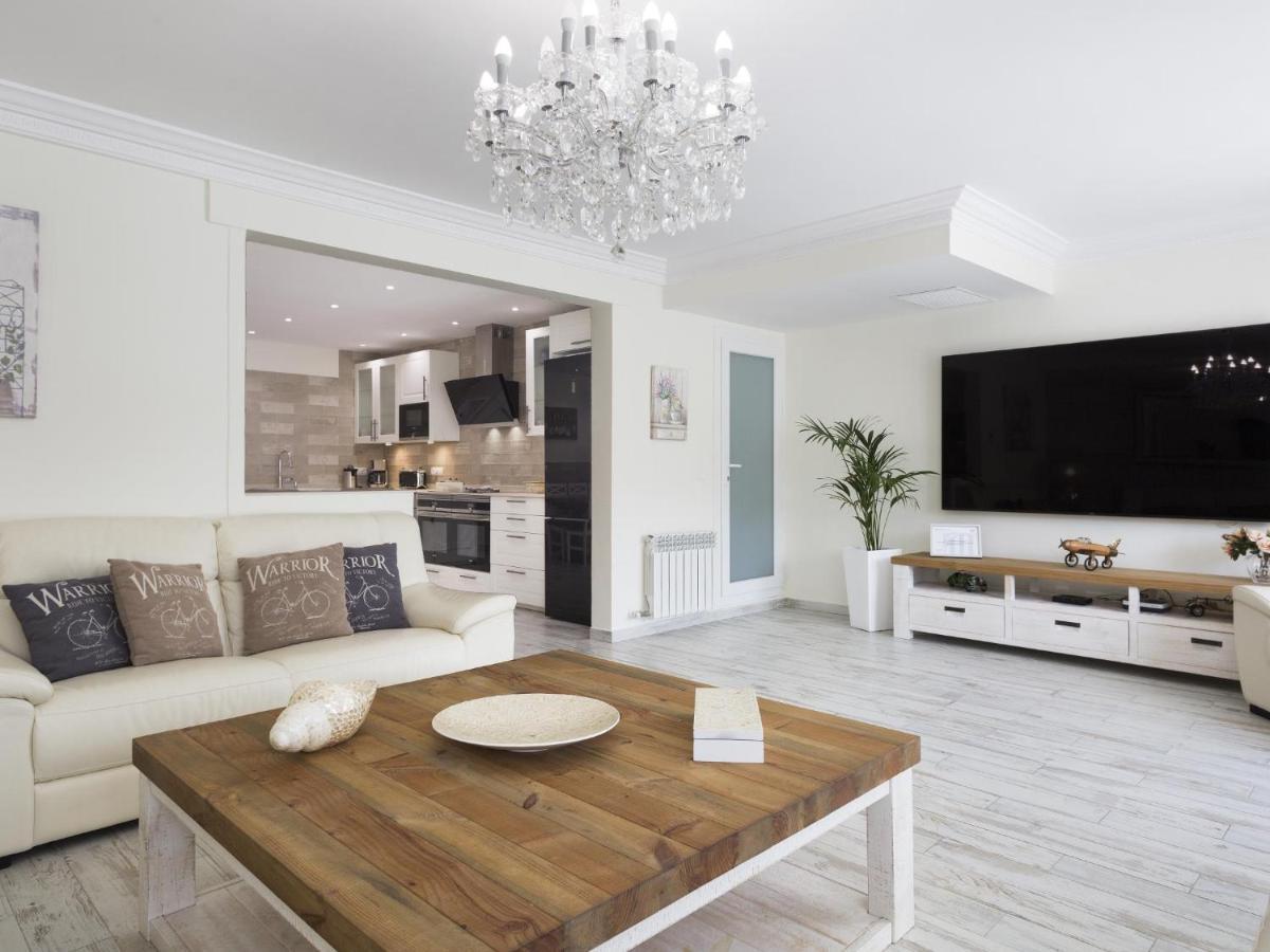 Lägenhet Spaces Mediterranean 4 Bedroom, 4 Bathroom, Huge Terrace, Jacuzzi- Sleeps 9 *