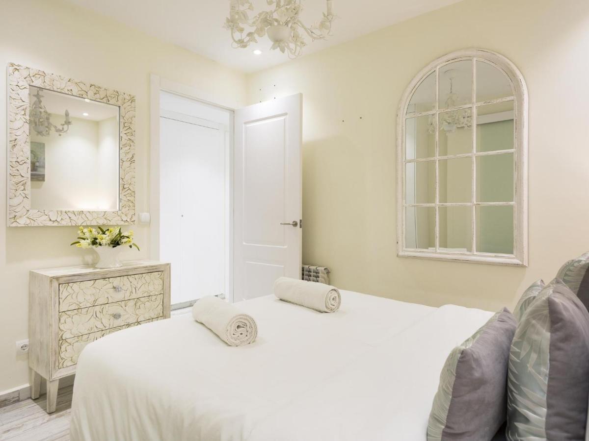 Spaces Mediterranean 4 Bedroom, 4 Bathroom, Huge Terrace, Jacuzzi- Sleeps 9 Sitges