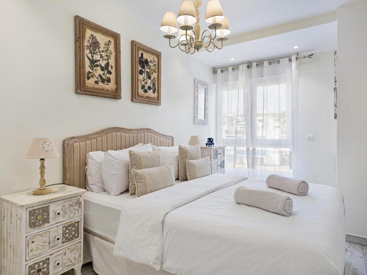 Spaces Mediterranean 4 Bedroom, 4 Bathroom, Huge Terrace, Jacuzzi- Sleeps 9 Lägenhet
