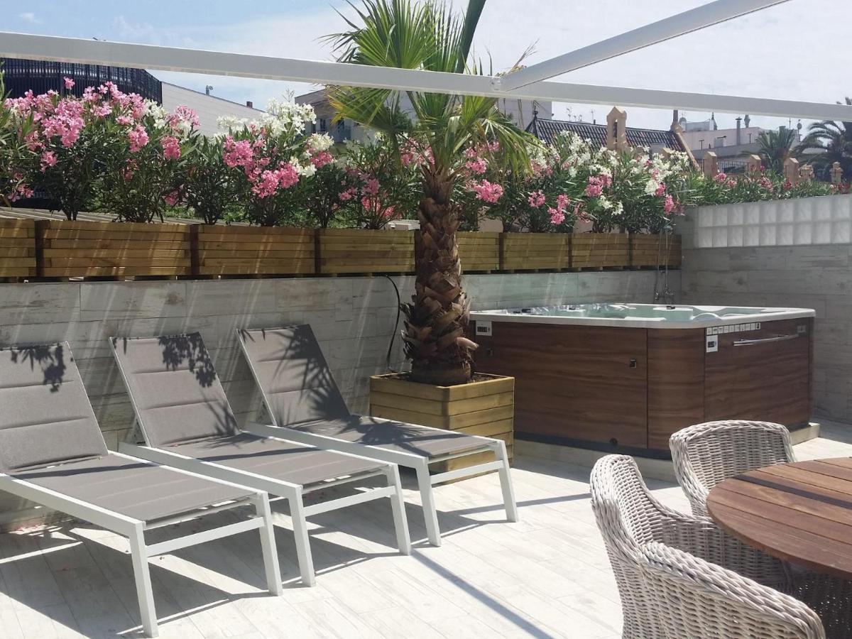 Spaces Mediterranean 4 Bedroom, 4 Bathroom, Huge Terrace, Jacuzzi- Sleeps 9 Lägenhet