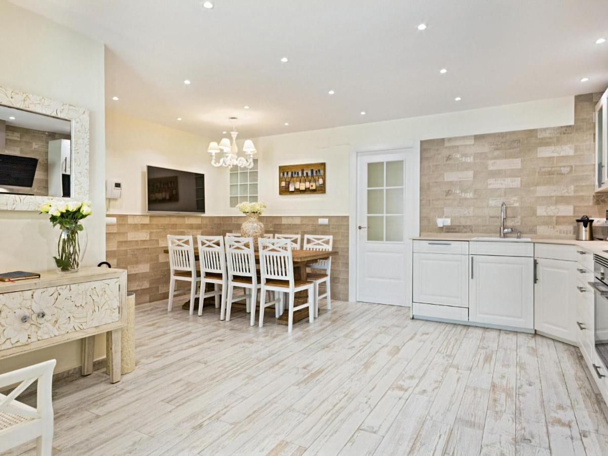 Spaces Mediterranean 4 Bedroom, 4 Bathroom, Huge Terrace, Jacuzzi- Sleeps 9 Lägenhet *